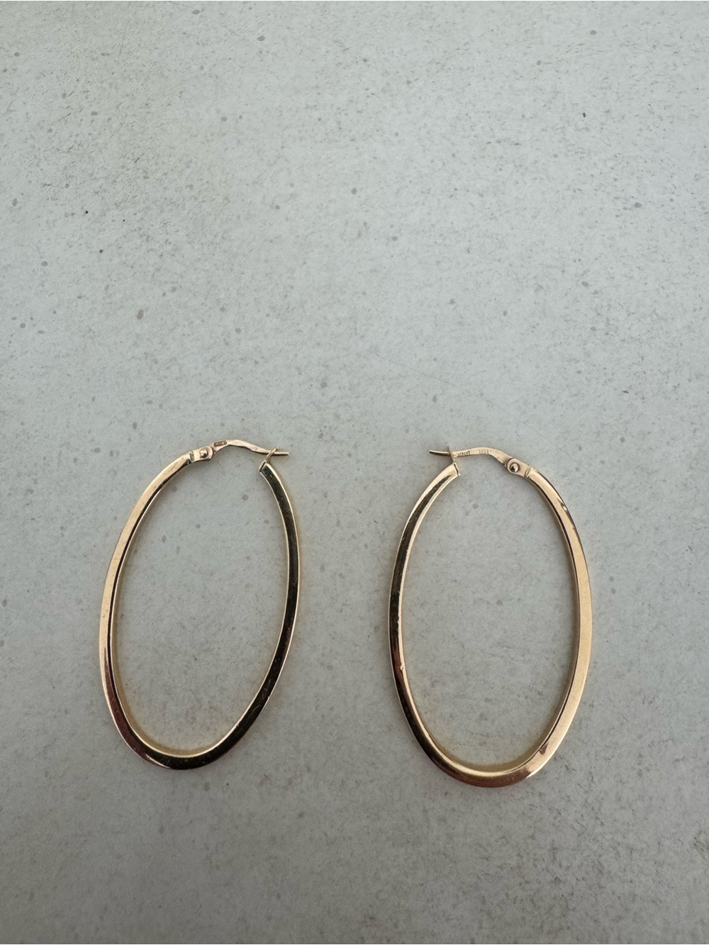 Roberto Coin 18K Yellow Gold Oval Hoop Earrings (Medium)